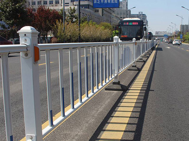 馬路公路隔離護欄防護