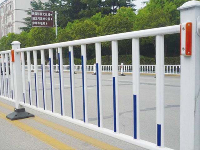 高速公路護(hù)欄工廠直銷